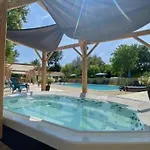 Kemping 39m² Pour 4 Personnes Avec Terrasse - Api-1-52-669 *