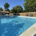 Kemping 39m² Pour 4 Personnes Avec Terrasse - Api-1-52-669 *