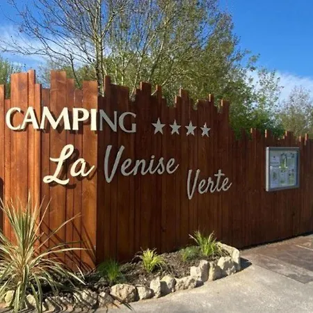 Camping 39m² Pour 4 Personnes Avec Terrasse - Api-1-52-669 *