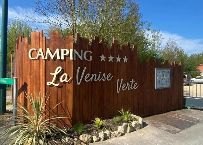 Camping 39m² Pour 4 Personnes Avec Terrasse - Api-1-52-669 *