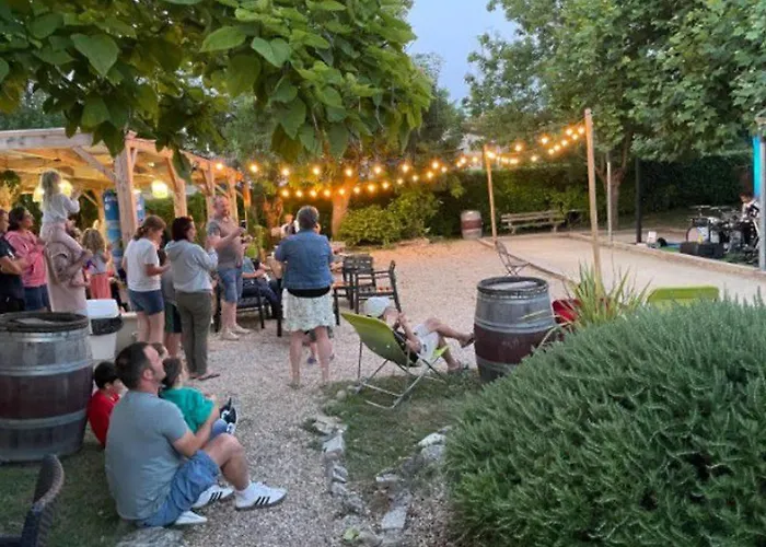 Camping 39m² Pour 4 Personnes Avec Terrasse - Api-1-52-669 Coulon