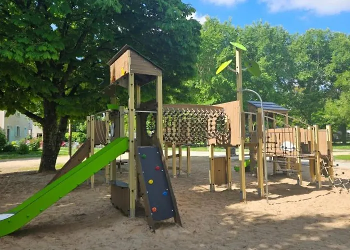 Camping 39m² Pour 4 Personnes Avec Terrasse - Api-1-52-669 Coulon