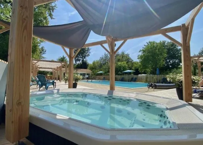 Camping 39m² Pour 4 Personnes Avec Terrasse - Api-1-52-669 *