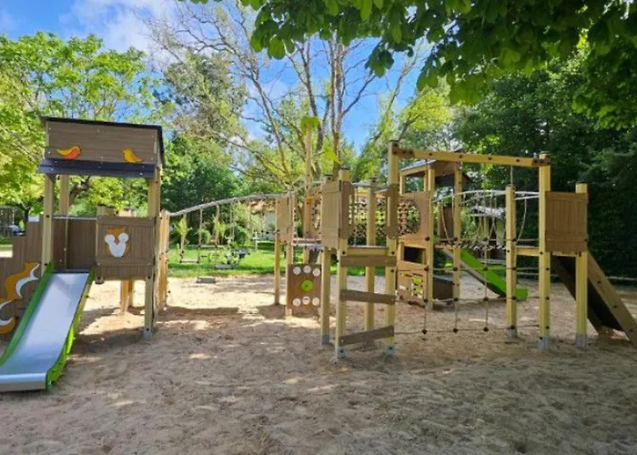 Camping 39m² Pour 4 Personnes Avec Terrasse - Api-1-52-669 Coulon