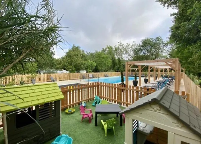 Camping 39m² Pour 4 Personnes Avec Terrasse - Api-1-52-669 Coulon