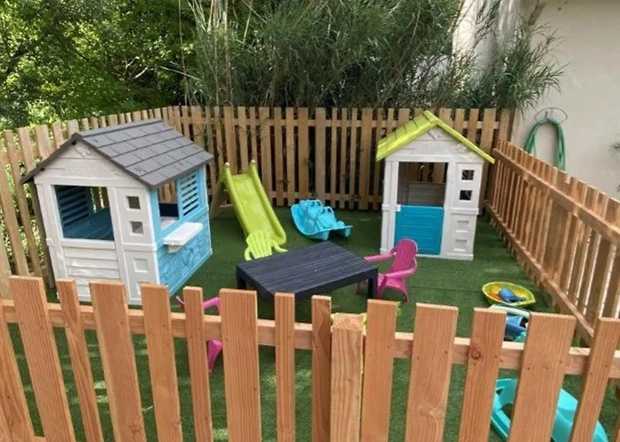 Camping 39m² Pour 4 Personnes Avec Terrasse - Api-1-52-669 Coulon